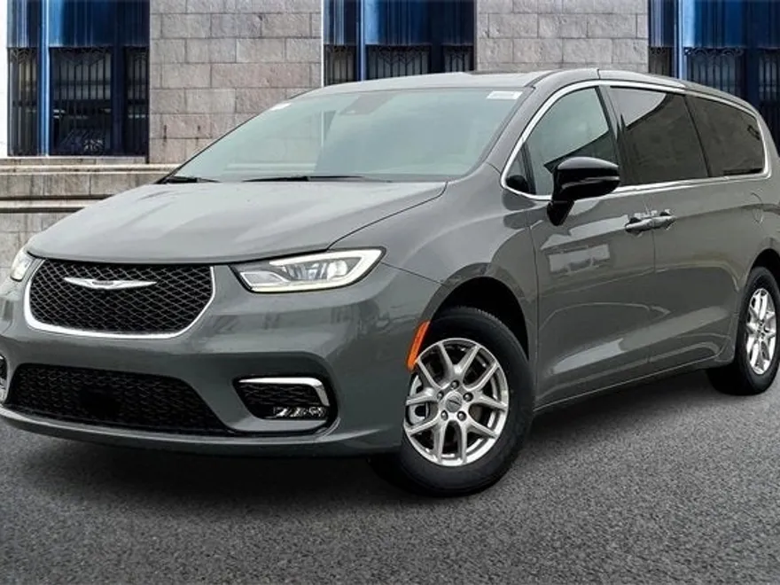 2025 Chrysler Pacifica photo 2