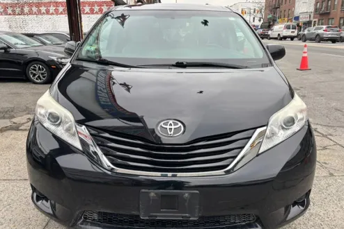 2015 Toyota Sienna LE photo 2