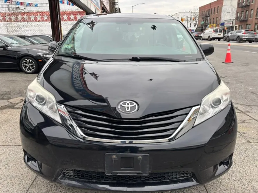 2015 Toyota Sienna LE photo 2
