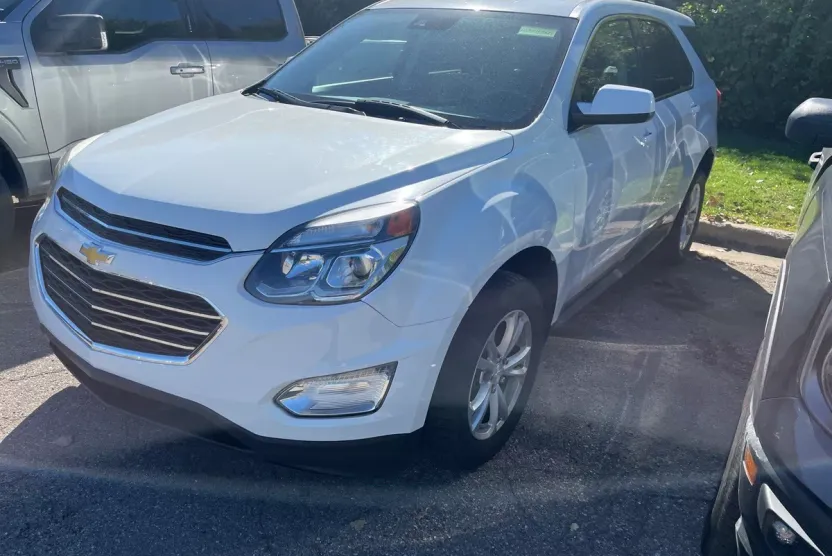 2017 Chevrolet Equinox LT photo 1