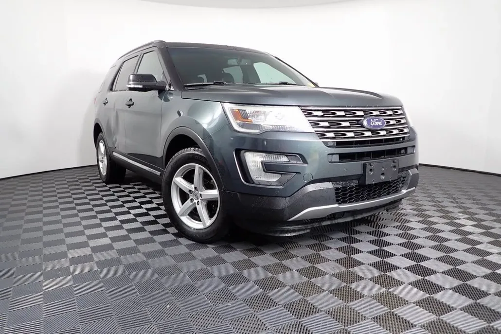 2016 Ford Explorer XLT photo 1