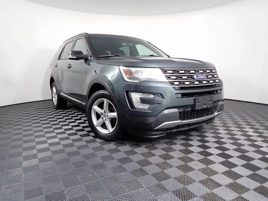 2016 Ford Explorer XLT photo 1
