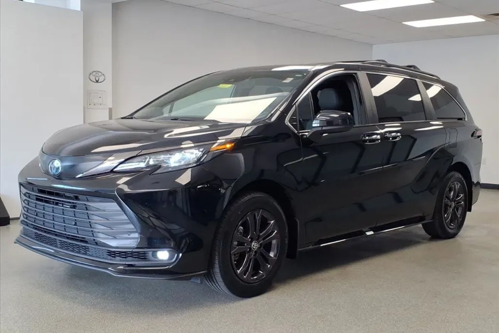 2024 Toyota Sienna Woodland Edition photo 1