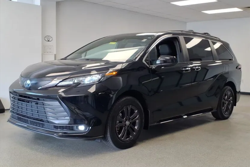 2024 Toyota Sienna Woodland Edition photo 1