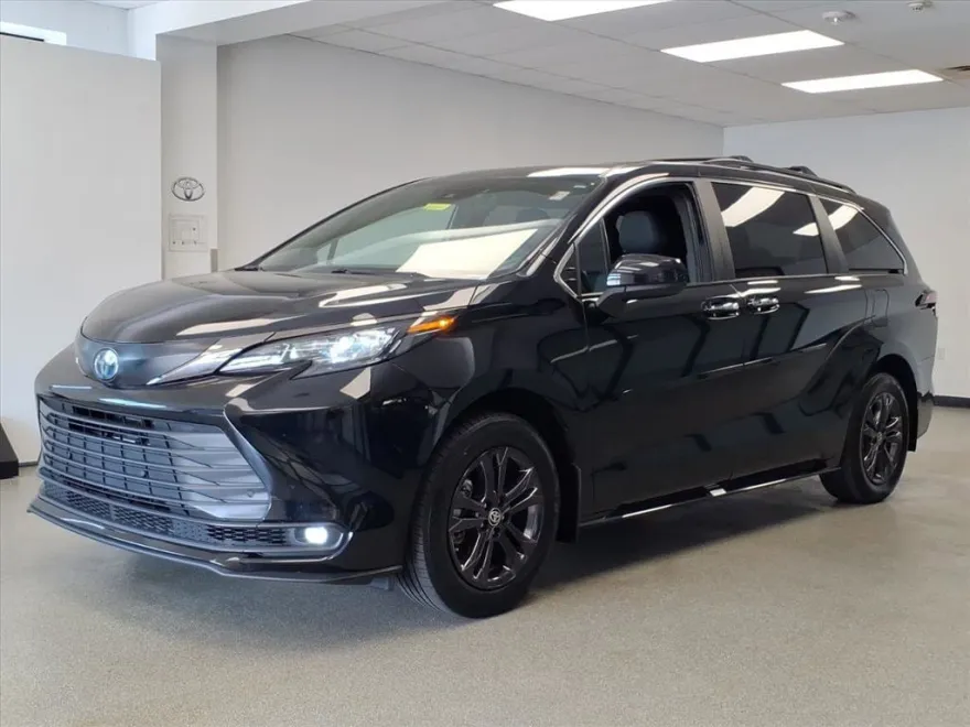 2024 Toyota Sienna Woodland Edition photo 1