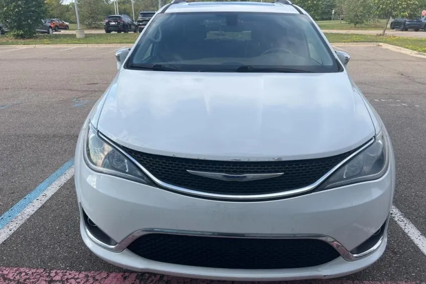2019 Chrysler Pacifica Limited photo 1