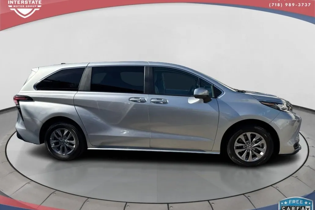 2022 Toyota Sienna LE photo 1