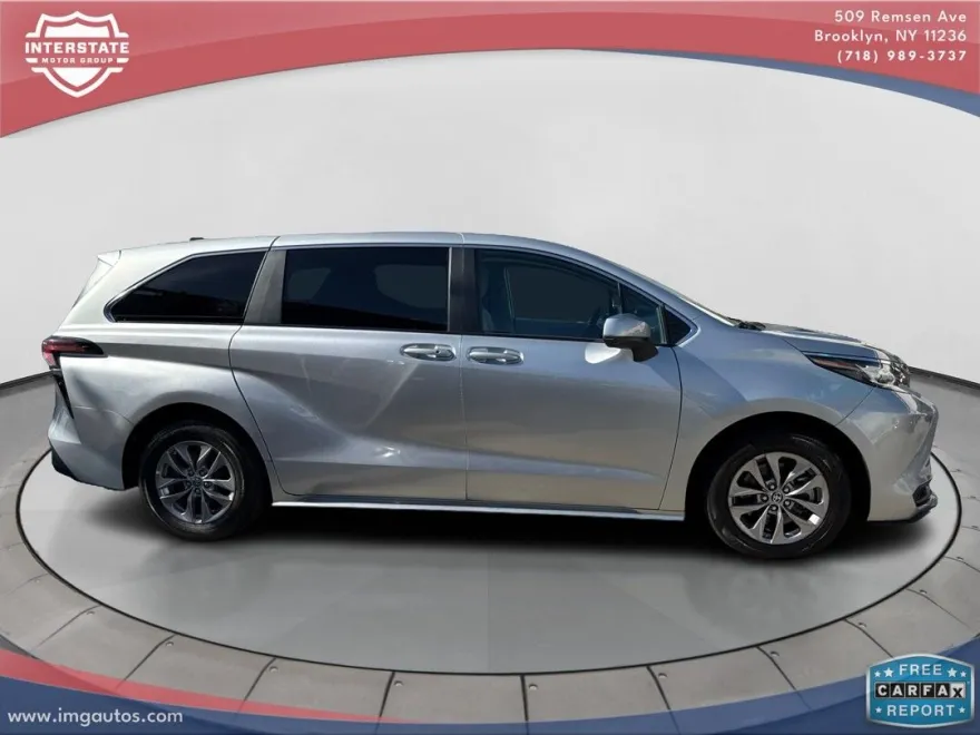 2022 Toyota Sienna LE photo 1