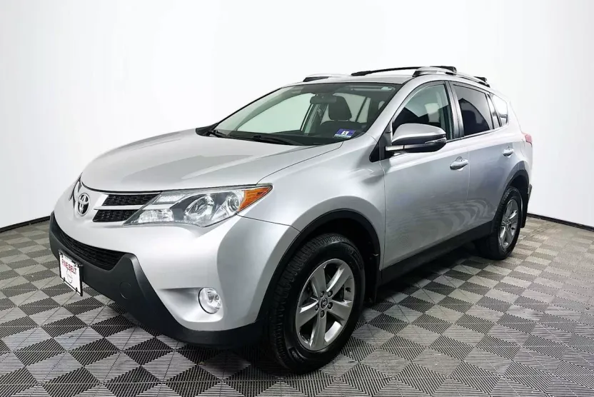 2015 Toyota RAV4 XLE photo 1