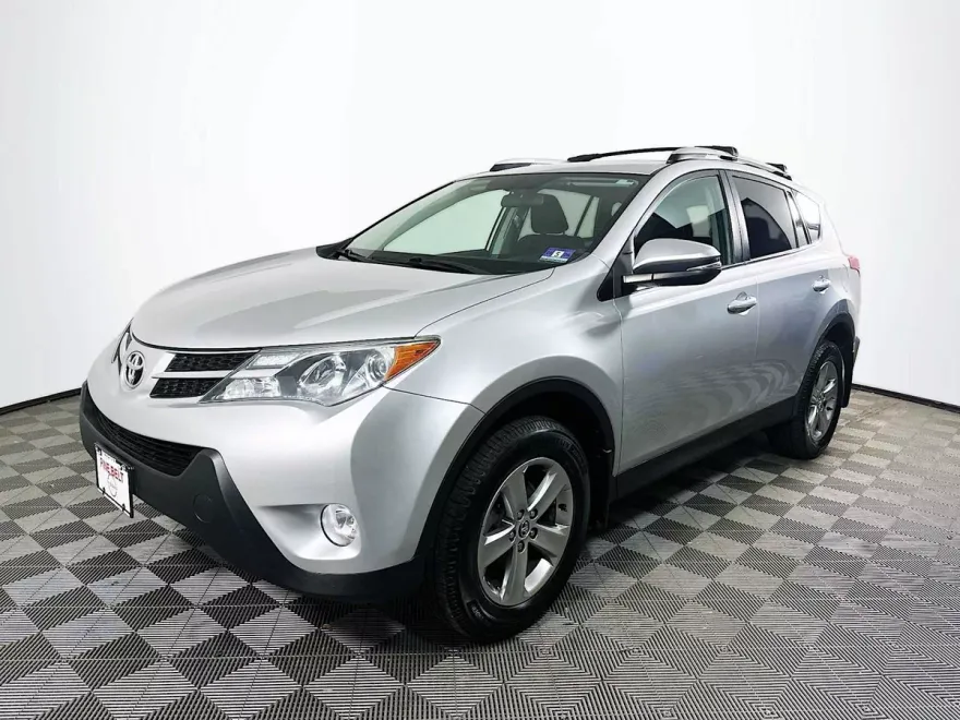 2015 Toyota RAV4 XLE photo 1