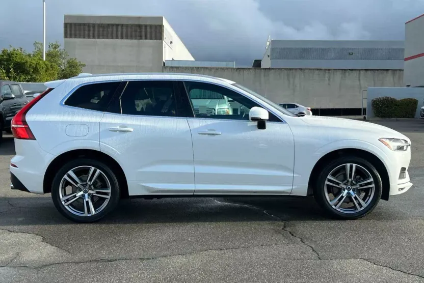 2020 Volvo XC60 Momentum photo 1