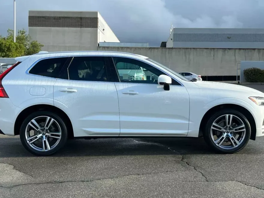 2020 Volvo XC60 Momentum photo 1