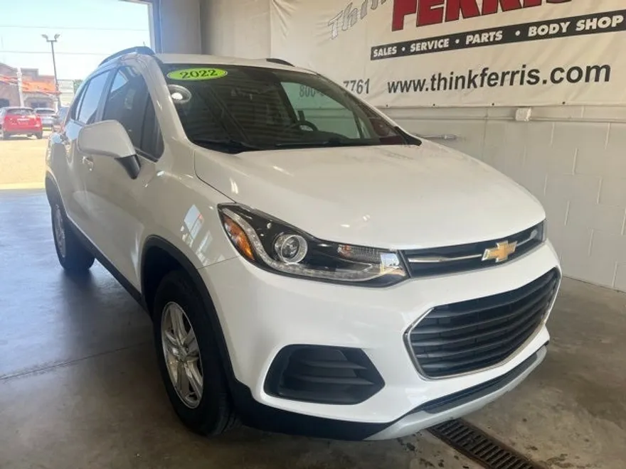 2022 Chevrolet Trax LT photo 1