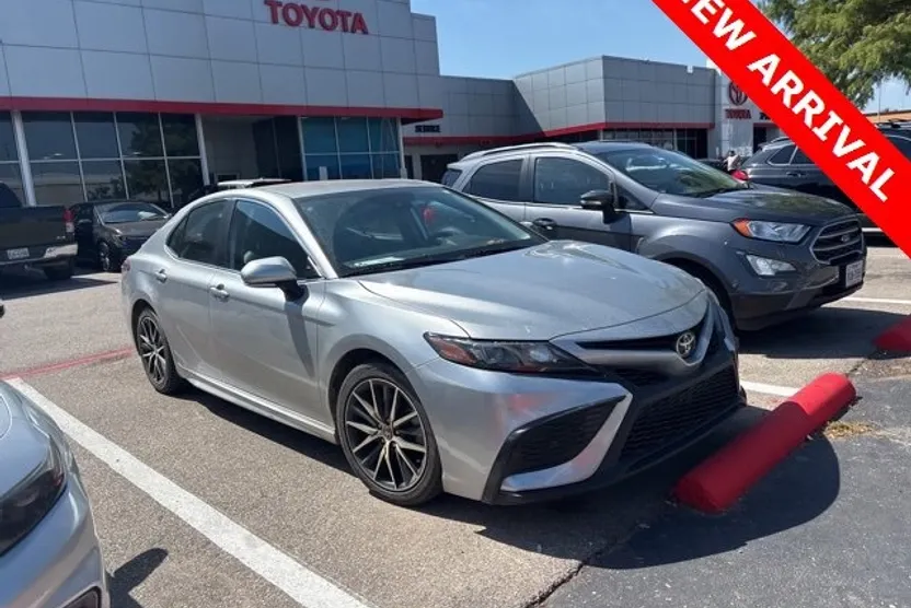 2022 Toyota Camry SE photo 1