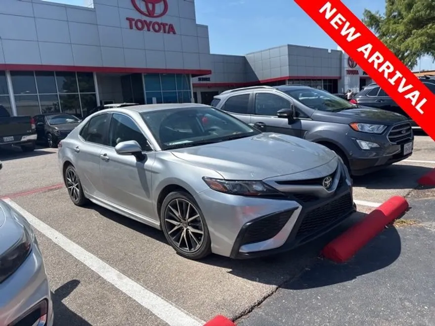 2022 Toyota Camry SE photo 1