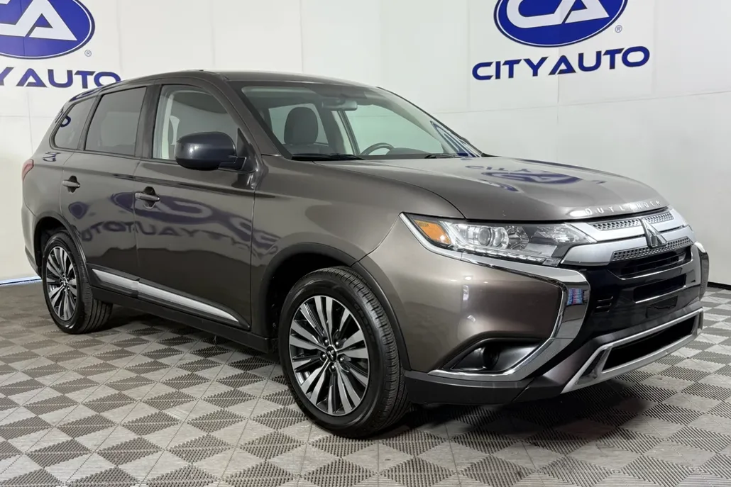 2020 Mitsubishi Outlander ES photo 1