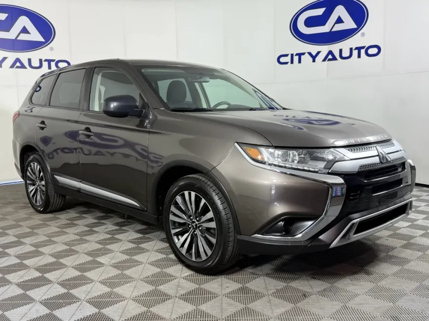2020 Mitsubishi Outlander ES photo 1