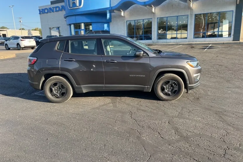 2018 Jeep Compass Sport photo 1