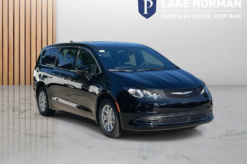2025 Chrysler Voyager LX photo 1