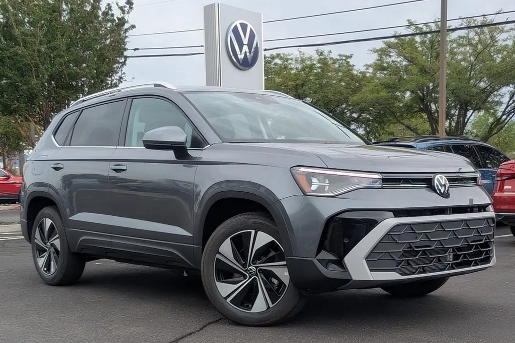 2025 Volkswagen Taos SE photo 1