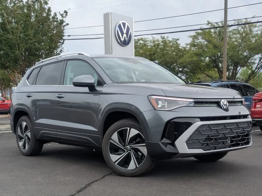 2025 Volkswagen Taos SE photo 1