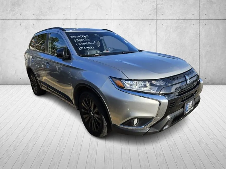 2020 Mitsubishi Outlander LE photo 1