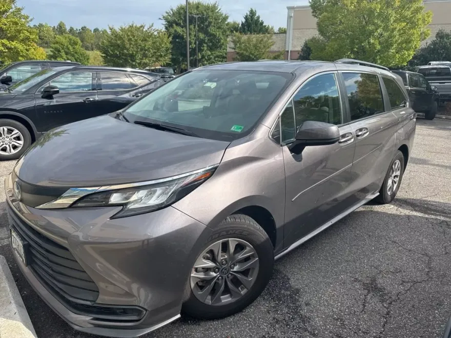 2022 Toyota Sienna LE photo 1