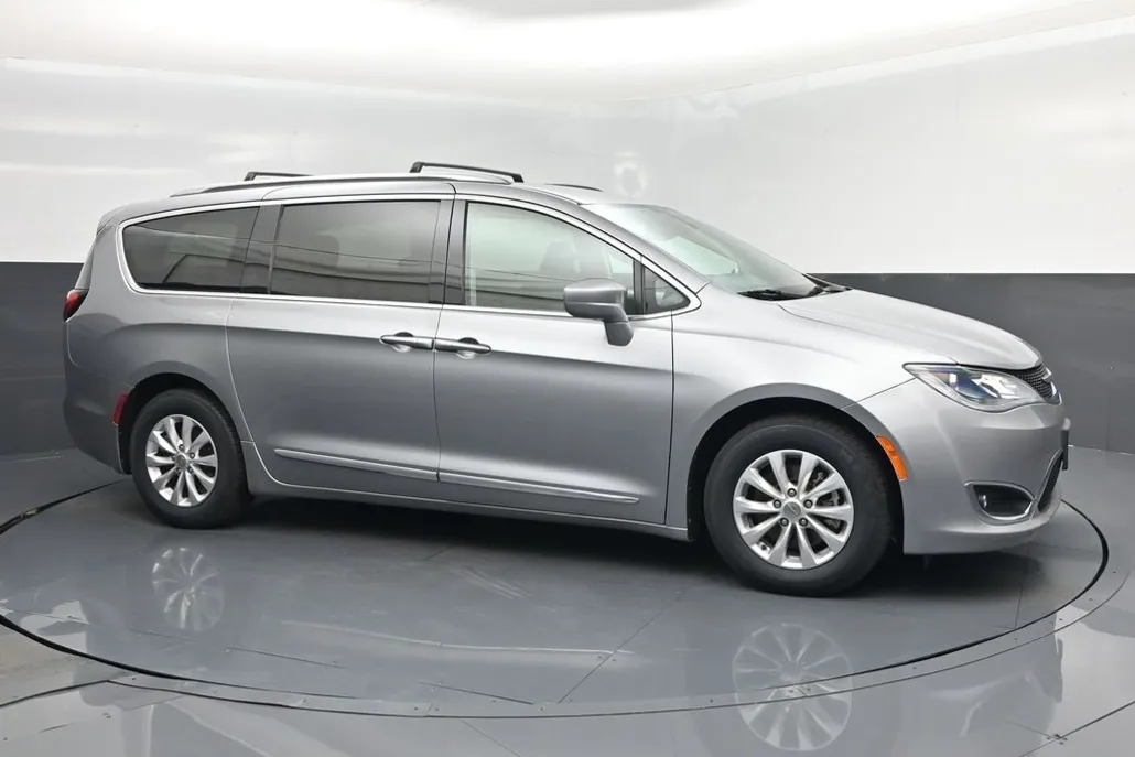 2019 Chrysler Pacifica Touring L photo 1