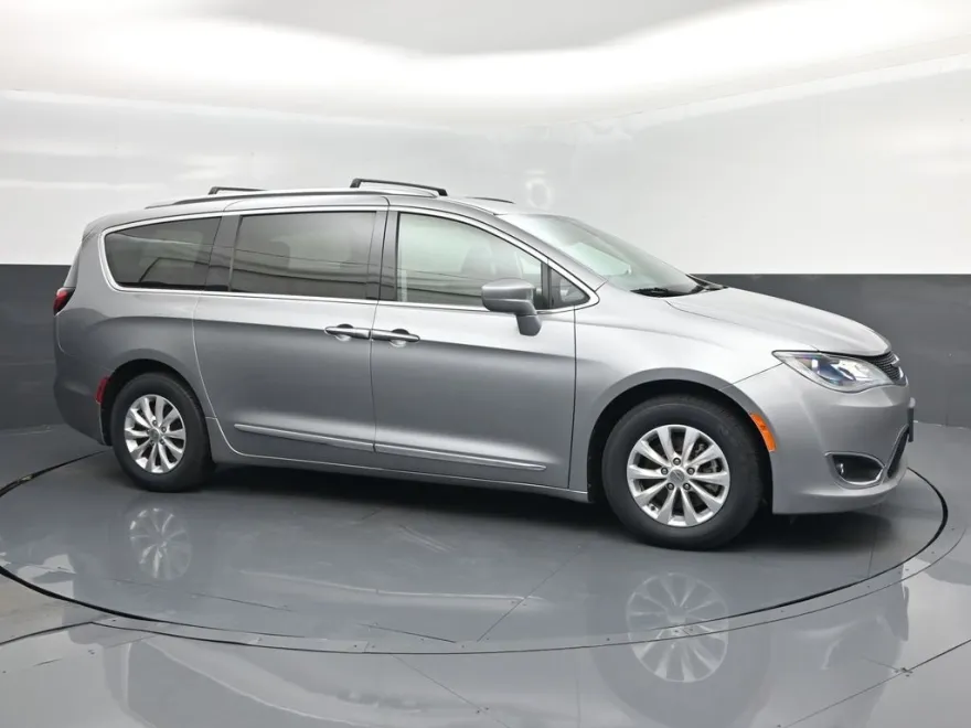 2019 Chrysler Pacifica Touring L photo 1