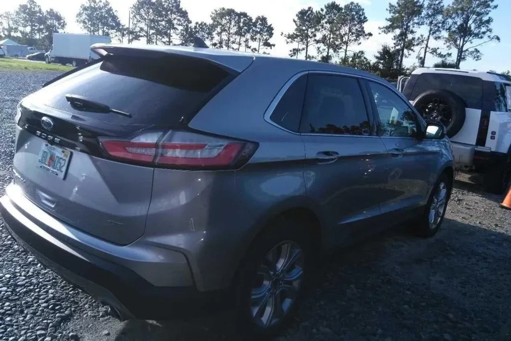 2022 Ford Edge Titanium photo 1