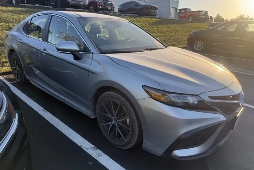 2024 Toyota Camry SE photo 1
