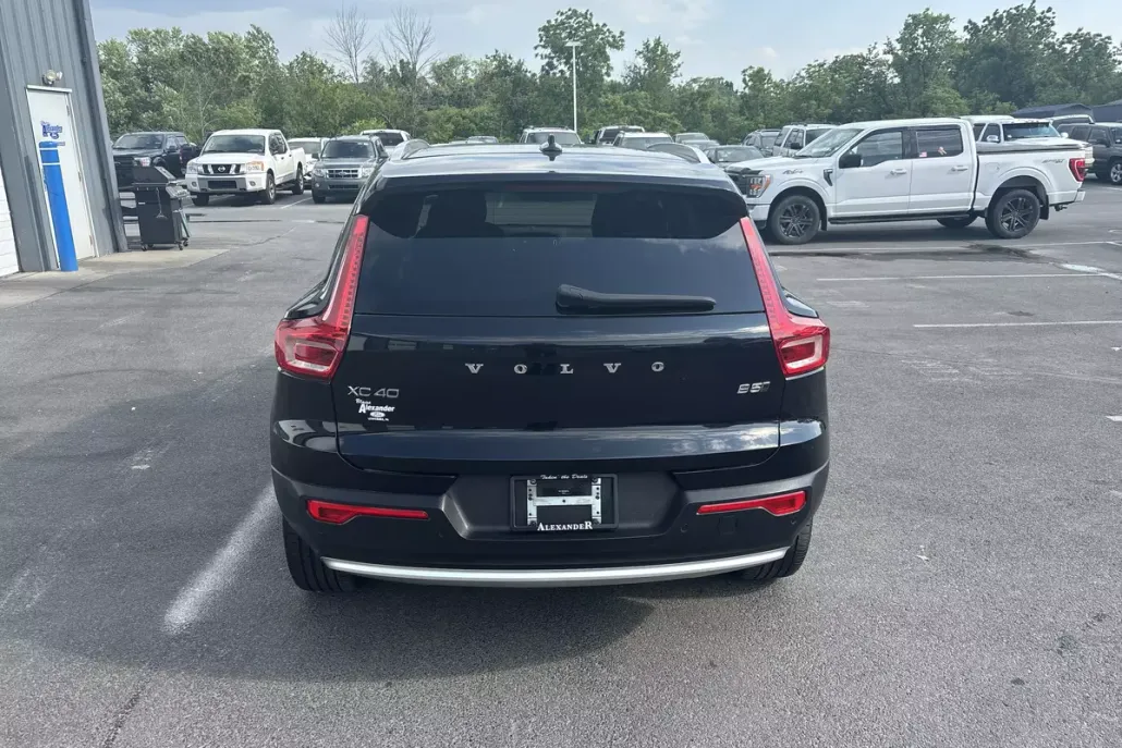 2024 Volvo XC40 Plus photo 1