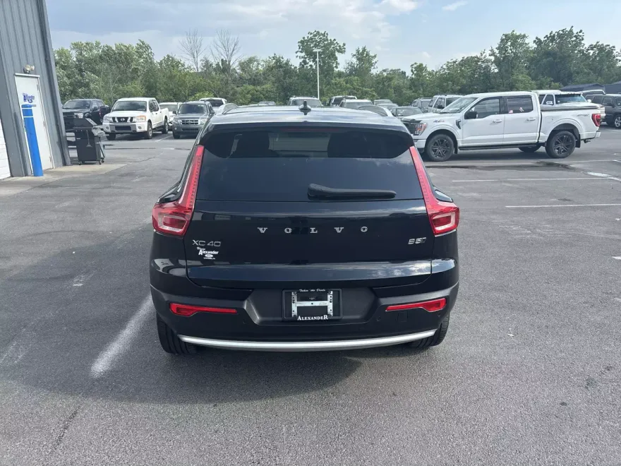 2024 Volvo XC40 Plus photo 1