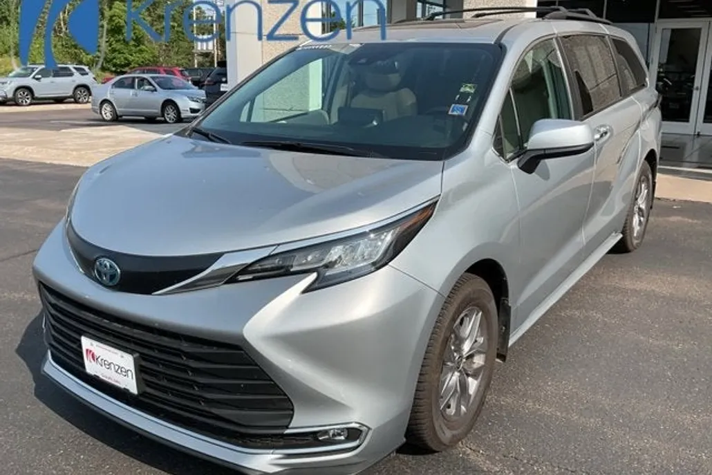 2023 Toyota Sienna XLE photo 1
