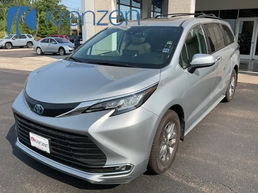 2023 Toyota Sienna XLE photo 1