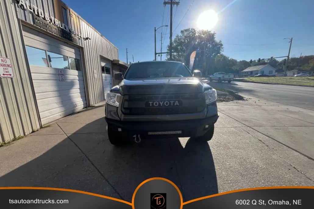 2016 Toyota Tundra CrewMax SR5 photo 1