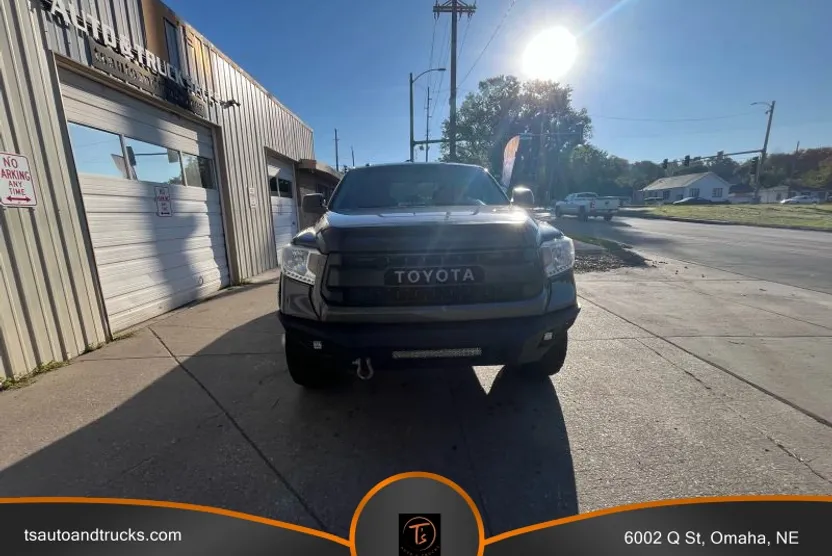 2016 Toyota Tundra CrewMax SR5 photo 1