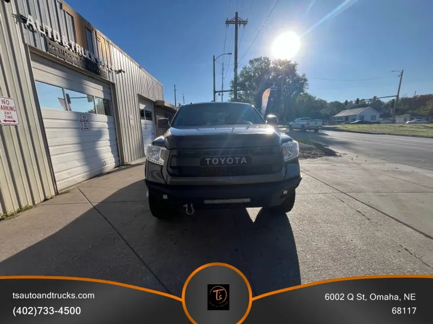 2016 Toyota Tundra CrewMax SR5 photo 1