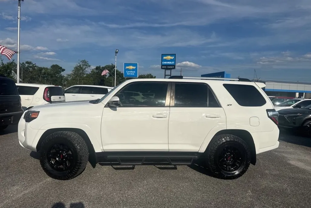 2022 Toyota 4Runner SR5 photo 1