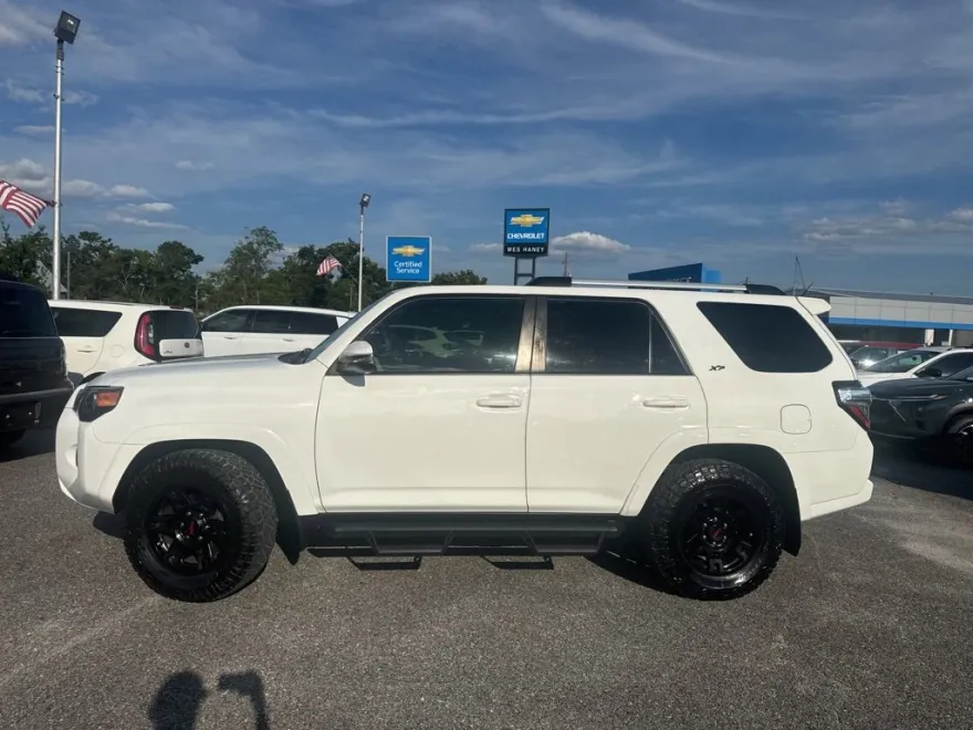2022 Toyota 4Runner SR5 photo 1