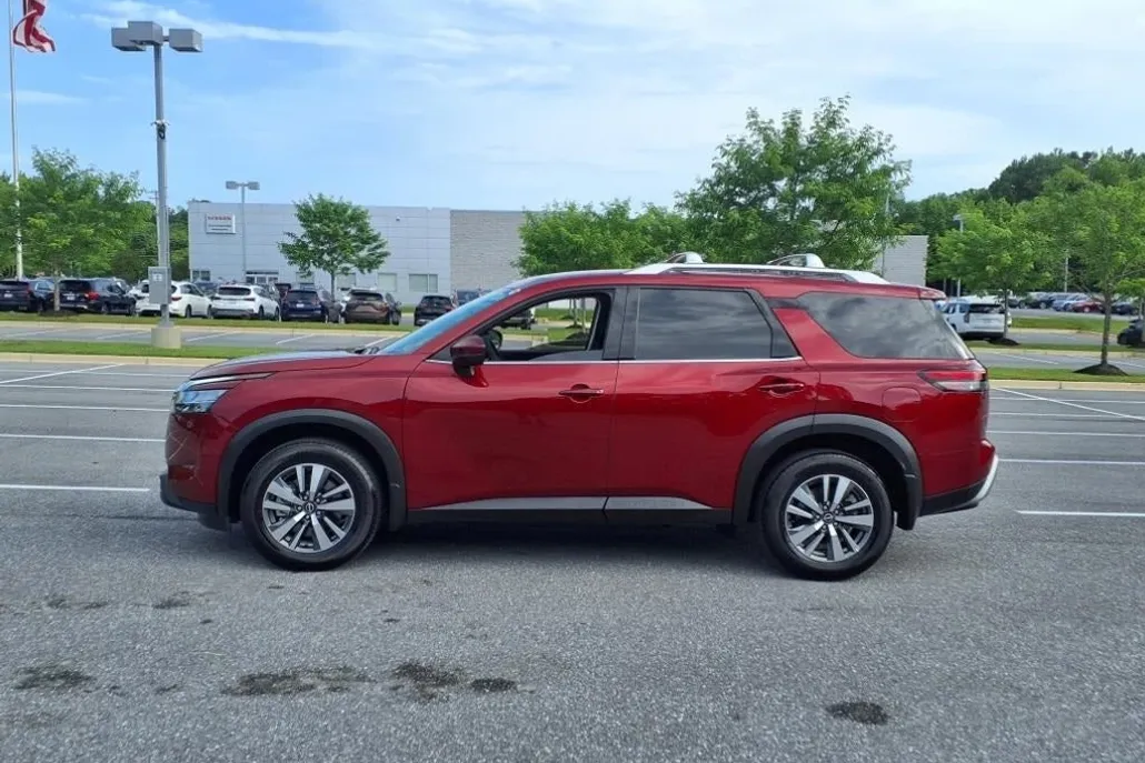 2024 Nissan Pathfinder SL photo 1
