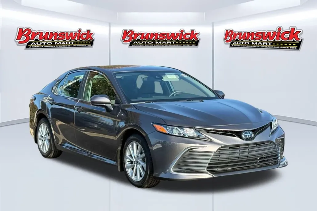 2023 Toyota Camry LE photo 1