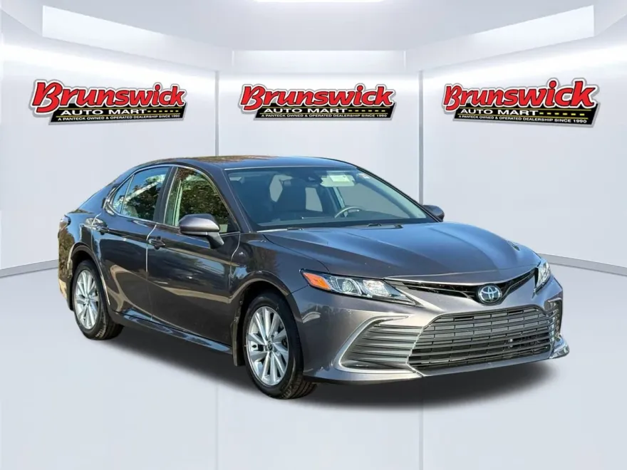 2023 Toyota Camry LE photo 1