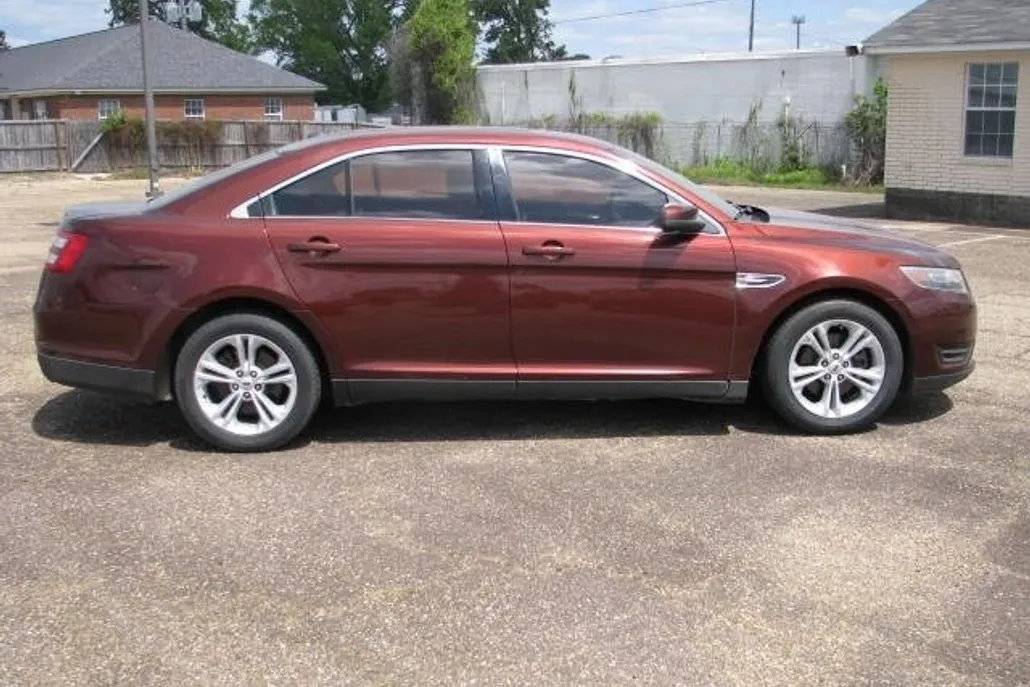 2015 Ford Taurus SEL photo 1
