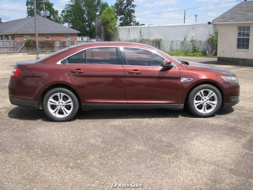 2015 Ford Taurus SEL photo 1