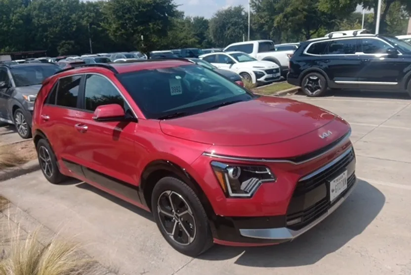 2023 Kia Niro SX photo 1