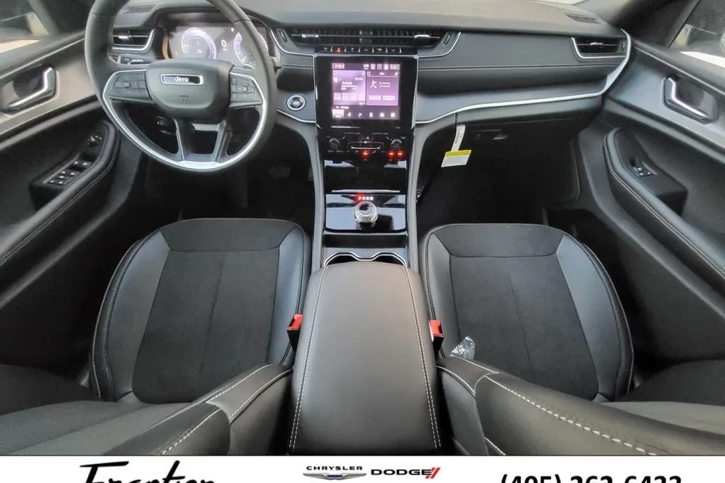2025 Jeep Grand Cherokee Laredo Altitude photo 1