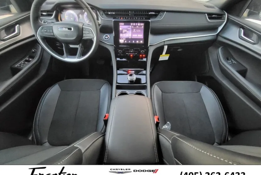 2025 Jeep Grand Cherokee Laredo Altitude photo 1