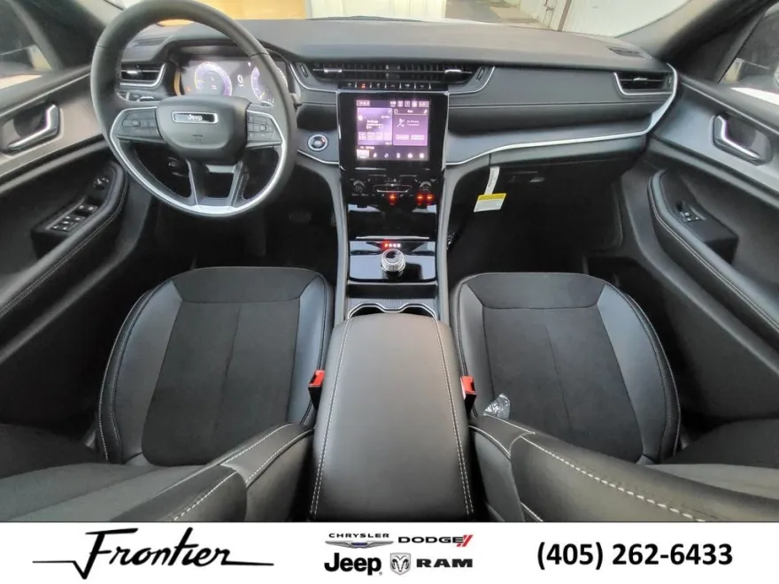 2025 Jeep Grand Cherokee Laredo Altitude photo 1