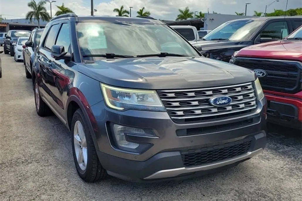 2016 Ford Explorer XLT photo 1